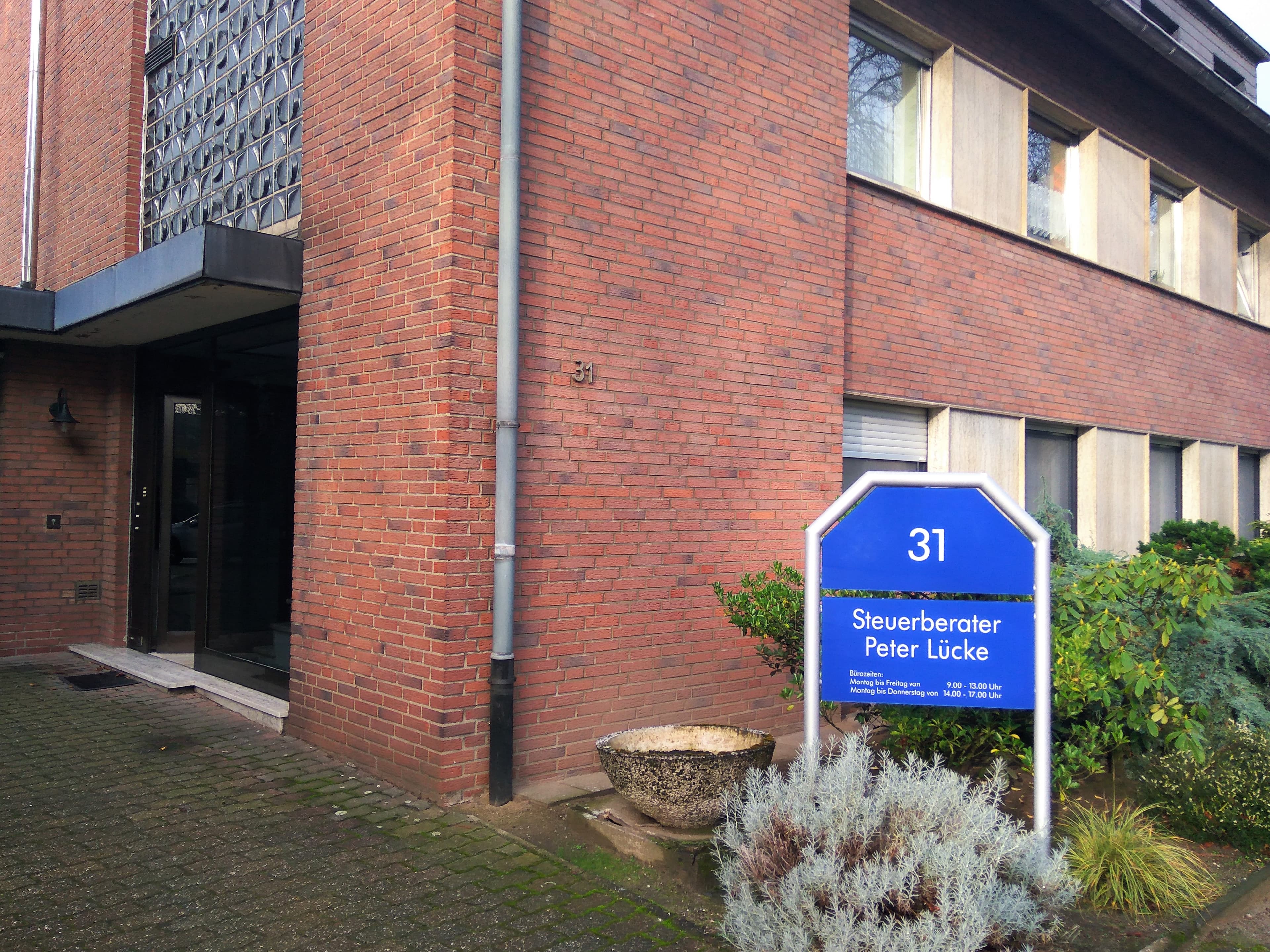 Eingang der Kanzlei in der Franzstraße 31 mit dem blauen Schild Steuerberater Peter Lücke